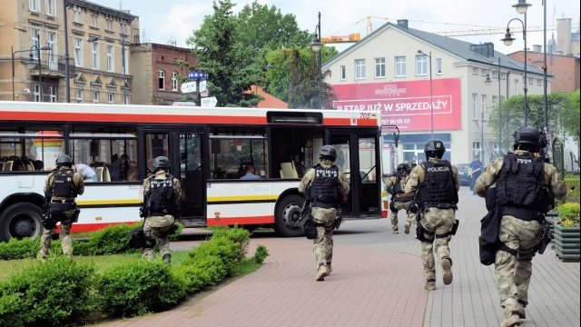 Tczew - Atak terrorystyczny na autobus - negocjacje przed ratuszem