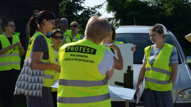 Tczew - Pracownicy inspekcji weterynaryjnej zablokowali dk 22. Walczą o godne płace