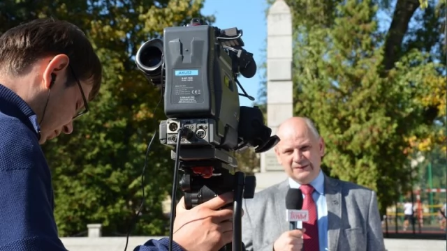 Tczew - Telewizja Trwam przy mogile żołnierzy radzieckich. Emocje nie gasną