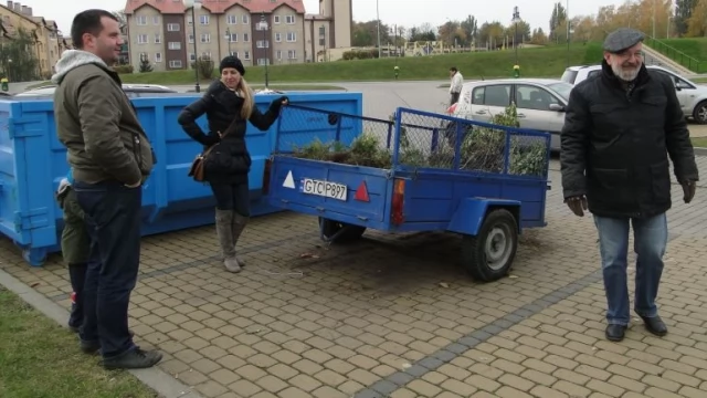 Tczew - 300 kg plastiku, 5000 kg elektrośmieci i 500 kg makulatury wymienili na drzewka