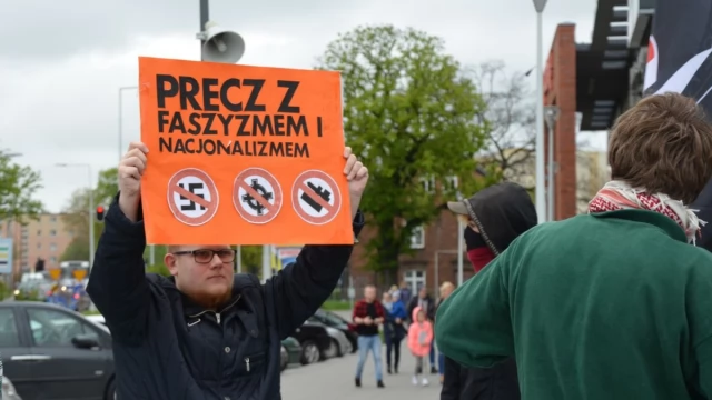 Tczew - Pikiety narodowców i środowisk antyfaszystowskich zakończyły się bijatyką