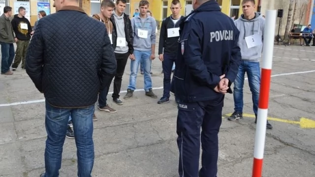Tczew - Bezpieczni i świadomi. Policjanci spotkali się z młodzieżą