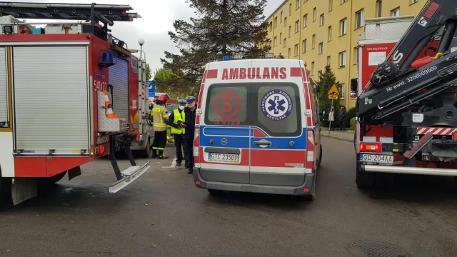 Tczew - Ul. Armii Krajowej. Po zderzeniu z osobówką drzewo spadło na spacerowicza [WIDEO]
