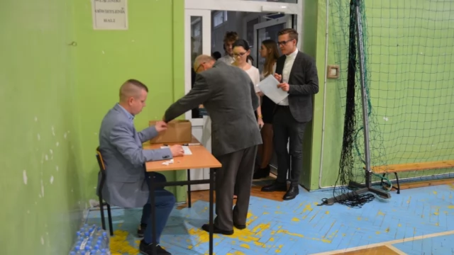 Tczew - W cieniu strajku ruszyły egzaminy gimnazjalne