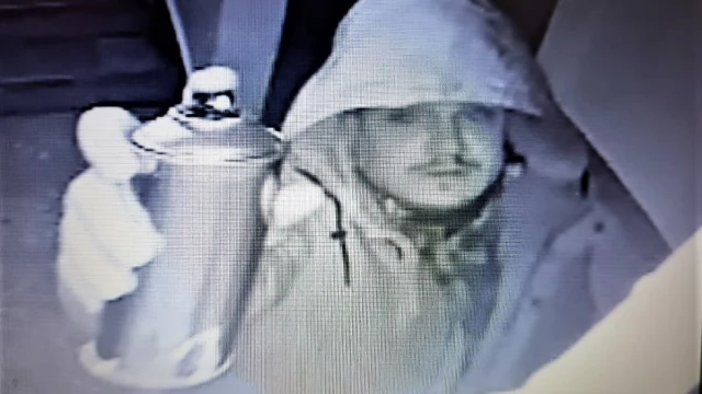 Tczew - Policjanci poszukują sprawcy uszkodzenia mienia