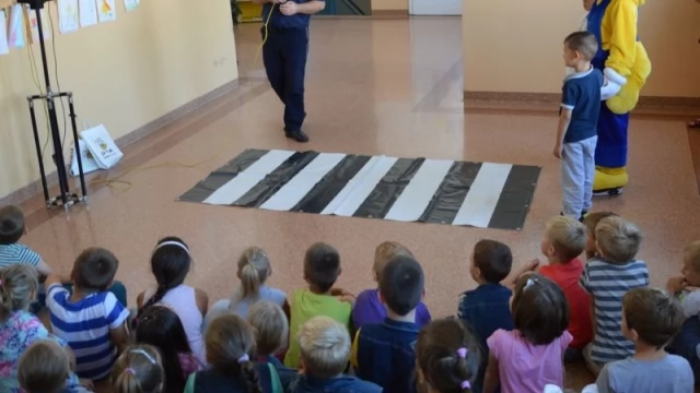 Tczew - Policjanci z... mrówką odwiedzają szkoły