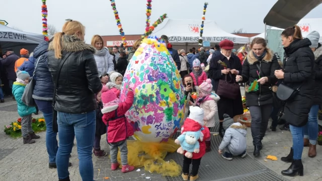Tczew - Tłumy tczewian na spotkaniu wielkanocnym na Suchostrzygach