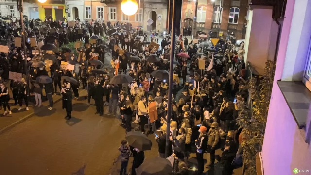 Tczew - Tłumy na ulicach Tczewa. Protest przeciw decyzji TK #PiekłoKobiet