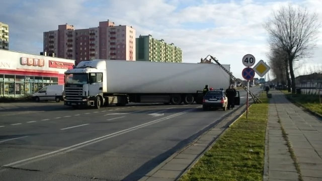 Tczew - Tir zablokowł ulicę przy Tesco