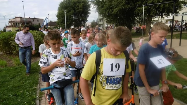 Tczew - Mali miłośnicy jazdy na hulajnogach na skwerze przy fontannie