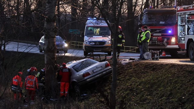 Tczew - Zablokowana DK91 po wypadkach. Bus w rowie, kierowca uwięziony w osobowym aucie