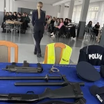 Tczew - Policjanci zachęcali maturzystów do służby w mundurze