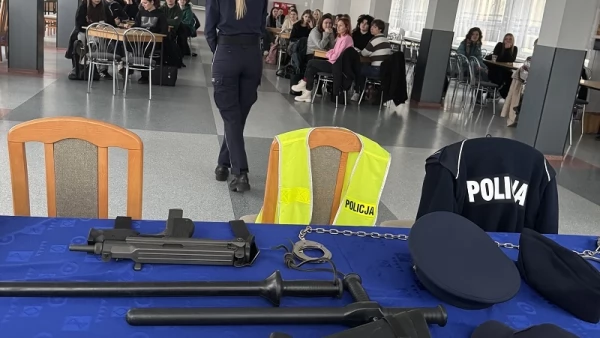 Tczew - Policjanci zachęcali maturzystów do służby w mundurze