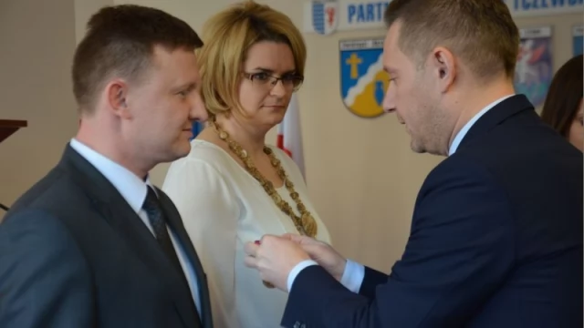 Tczew - Urzędnicy starostwa i rodzice żołnierzy odebrali medale