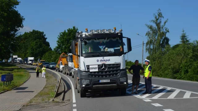 Tczew - Pracownicy inspekcji weterynaryjnej zablokowali dk 22. Walczą o godne płace
