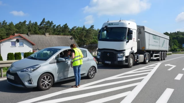 Tczew - Pracownicy inspekcji weterynaryjnej zablokowali dk 22. Walczą o godne płace