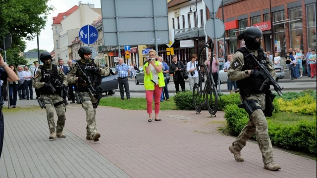 Tczew - Atak terrorystyczny na autobus - negocjacje przed ratuszem