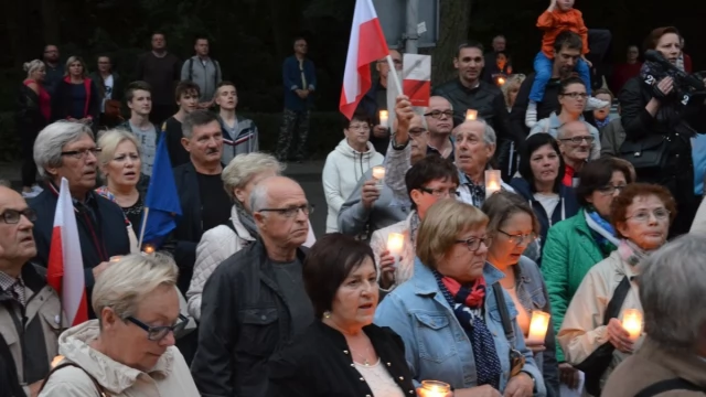 Tczew - Łańcuch światła z Tczewa w obronie niezależnych sądów 