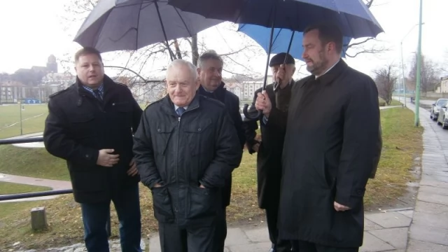 Tczew - Leszek Miller z wizytą w Tczewie. Oceniał stan zabytkowego mostu
