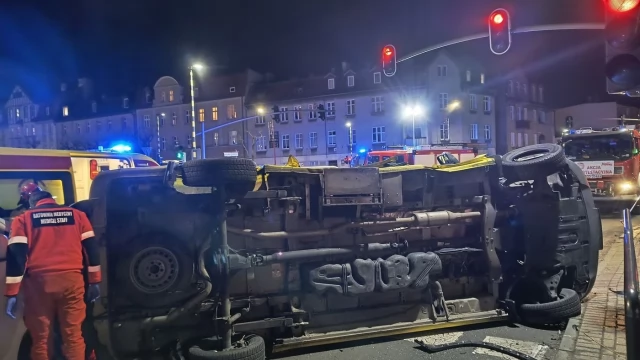 Tczew - Zderzenie trzech aut na Wojska Polskiego - karetka leży na boku [WIDEO]
