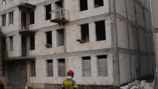 Tczew - Ale wieje! Runął fragment ściany budowanej kamienicy [WIDEO]