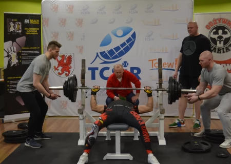 Tczew - Mistrzostwa w wyciskaniu sztangi. Rekord 235 kg!