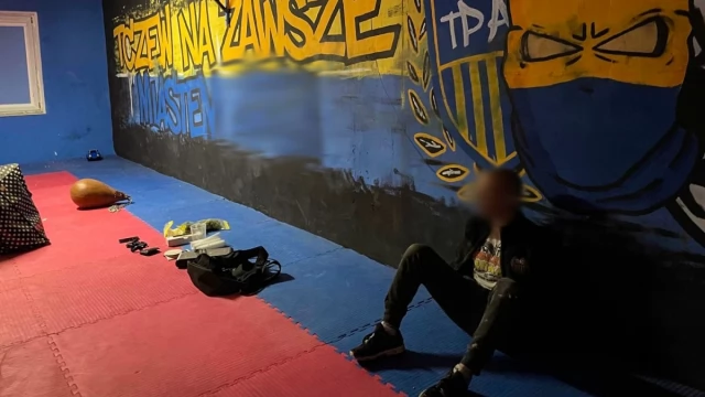 Tczew - Policjanci uniemożliwi "ustawkę" i zatrzymali "kiboli". W mieszkaniach narkotyki, broń, maczety...