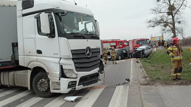 Tczew - Zderzenie dwóch osobówek i ciężarówki. Zablokowana dk 91 w Gniewie