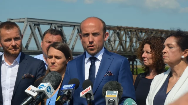 Tczew - Borys Budka w Tczewie. Platforma złoży projekt specustawy ws. Mostu Tczewskiego