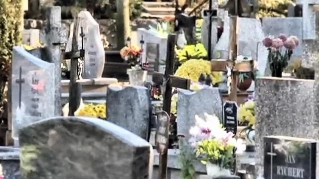 Tczew - Dwaj 18-latkowie zniszczyli 11 nagrobków. Grozi im 5 lat więzienia