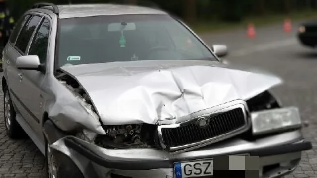 Tczew - Wypadek na "berlince". Jedno z aut dachowało