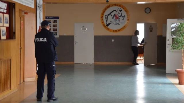 Tczew - 500 uczniów ewakuowanych z "Ekonomika". Ktoś rozpylił nieznaną substancję. Akcja również w SP1 [AKTUALIZACJA]