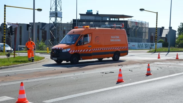 Tczew - Al. Solidarności. Zderzenie osobówki z ciężarówką - są utrudnienia w ruchu