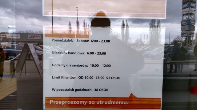 Tczew - Kolejki przed sklepami po wprowadzeniu nowych przepisów