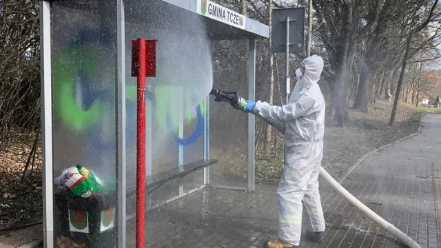 Tczew - Strażacy dezynfekowali przystanki na terenie gminy Tczew