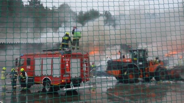 Tczew - Pożar na placu sortowani odpadów ZUOS - kilka zastępów walczy z ogniem