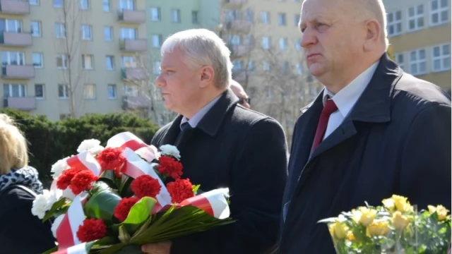 Tczew - Przy Dębie Katyńskim uczczono ofiary katastrofy z 2010 roku
