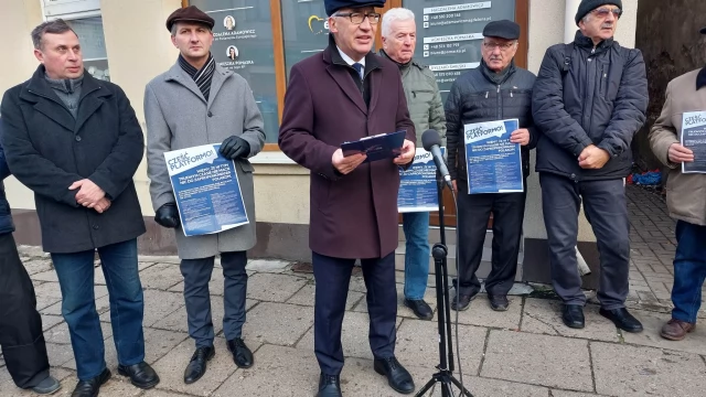 Tczew - "Cześć Platformo". Działacze PiS przed biurem PO. Co się stało?