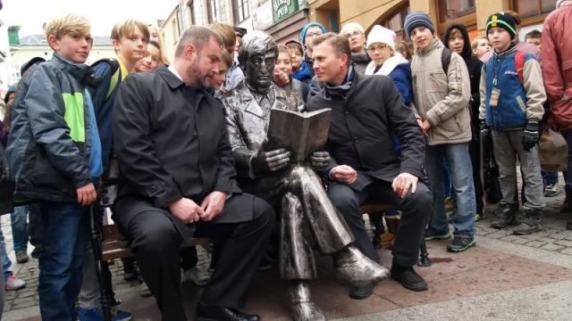Tczew - Na Starym Mieście stanęła ławeczka z wizerunkiem Romana Landowskiego