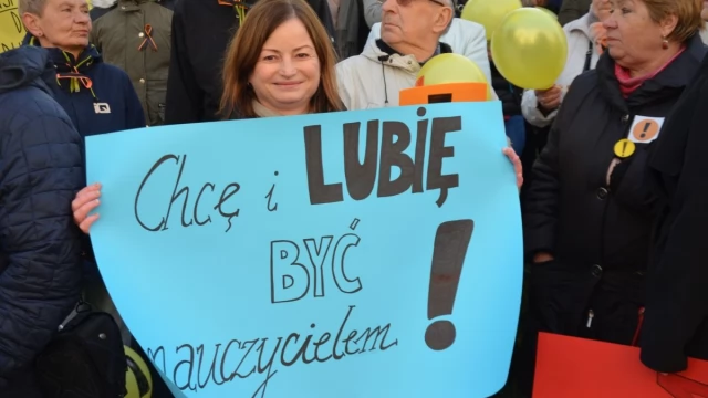 Tczew - Manifestacja pod delegaturą kuratorium. "Oświata stoi nad przepaścią"
