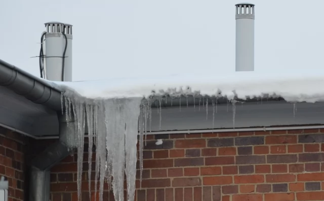 Tczew - Strażacy przypominają: właściciel odpowiada także za odśnieżenie dachu