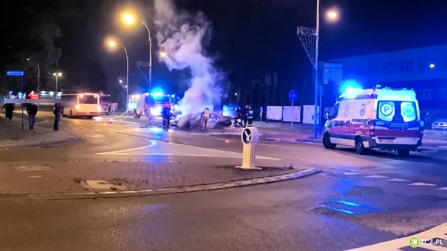 Tczew - BMW uderzyło w autobus i stanęło w płomieniach