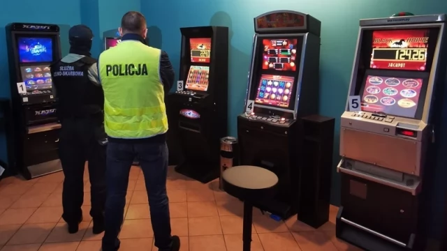Tczew - Policjanci i celnicy zabezpieczyli nielegalne automaty
