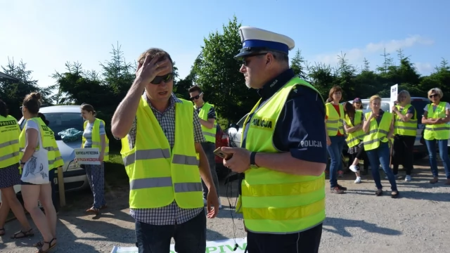 Tczew - Pracownicy inspekcji weterynaryjnej zablokowali dk 22. Walczą o godne płace
