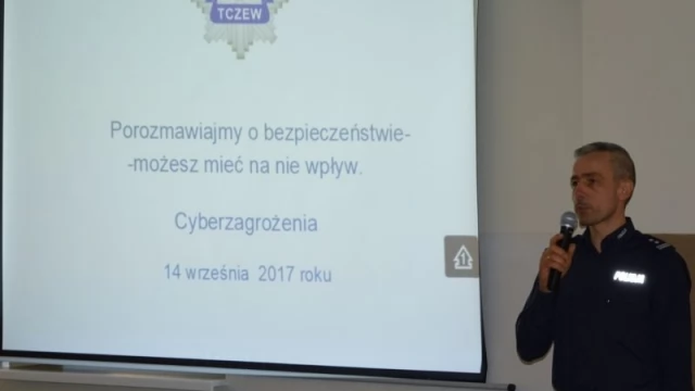 Tczew - Policjanci ostrzegali przed cyberzagrożeniami