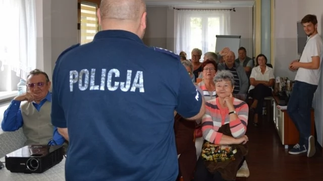 Tczew - Policjanci uczyli seniorów, jak nie dać się oszustom