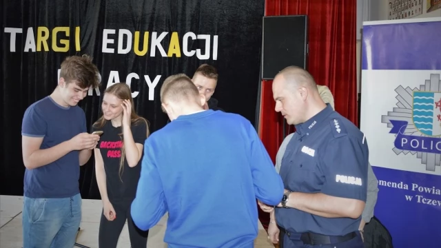 Tczew - Promowali zawód policjanta na targach pracy