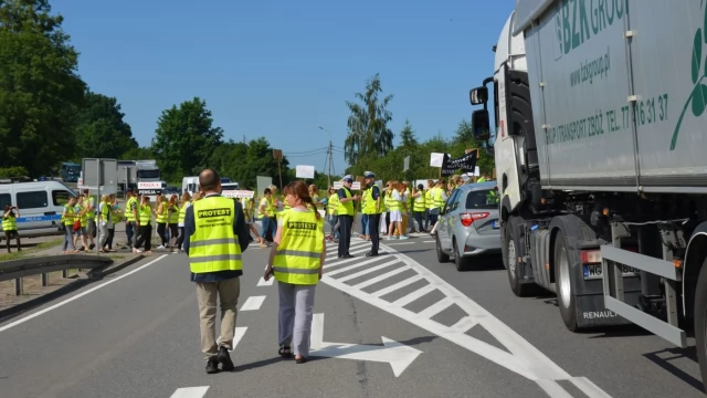 Tczew - Pracownicy inspekcji weterynaryjnej zablokowali dk 22. Walczą o godne płace