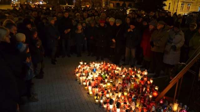 Tczew - Wybrzmiał dźwięk ciszy. Tczewianie pożegnali Pawła Adamowicza