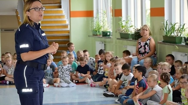 Tczew - Policjanci w szkołach - by nauczyć dzieci bezpiecznego poruszania po drogach...